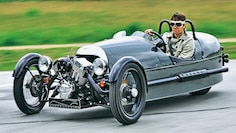 Der Morgan Threewheeler steht zur Ausfahrt