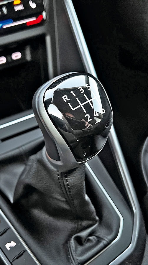 Der Schalthebel des VW Taigo