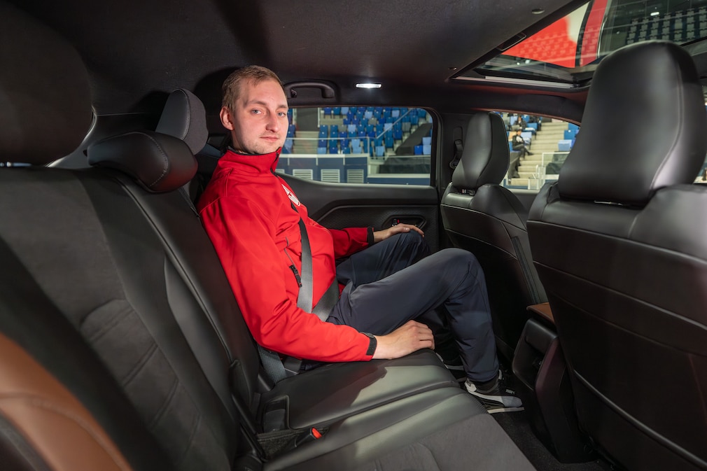 AUTO BILD-Redakteur Sebastian Friemel auf der Rücksitzbank des Suzuki e Vitara.