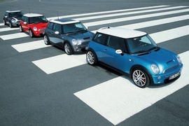 Vier getunte Mini Cooper S