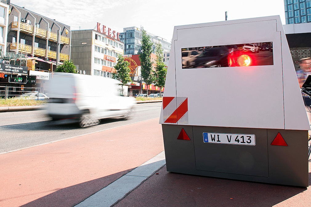 Blitzer - Ein Tempomessgerät steht während einer Pressevorführung an der Reeperbahn. Die Hamburger Polizei und der Landesbetrieb Verkehr wollen zwei neuartige Geschwindigkeitsmessgeräte testen, die in einem Anhänger versteckt sind und so ohne großen personellen Aufwand am Straßenrand platziert werden können.