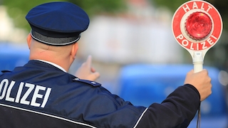 Polizeikontrolle mit Kelle