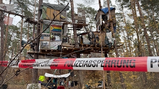 Polizeieinsatz gegen Waldbesetzer bei Tesla-Fabrik