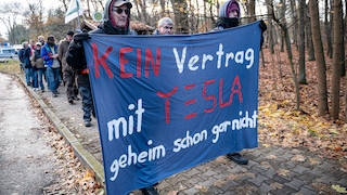 Nach Camp-Räumung: Tesla-Gegner setzen Protest in Grünheide fort