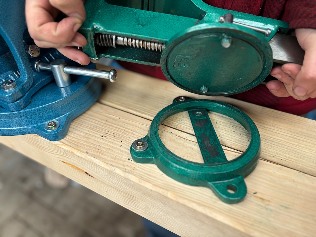 Nahaufnahme des Drehtellers vom Mannesmann- Schraubstock, während eine Person den Schraubstock anhebt.