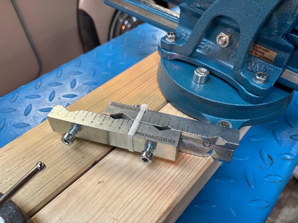 Nahaufnahme von Prismenspannbacken des Heuer-Schraubstocks vor dem zugehörigen Gerät.