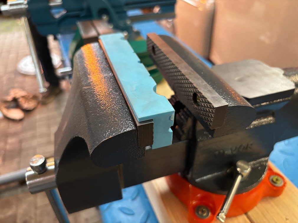 Perspektivische Nahaufnahme auf den Vevor-Schraubstock mit Blick auf eine Gummi-Schonbacke.