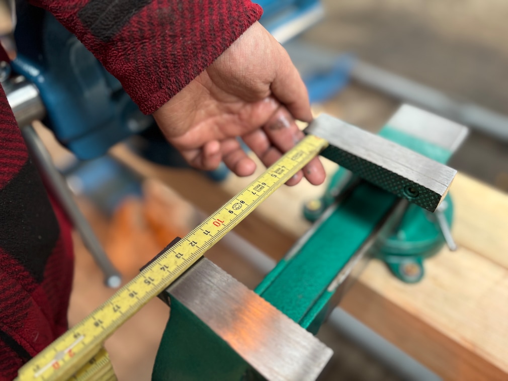 Testsituation: eine Person mißt die Maximalspannweite eines Schraubstocks.