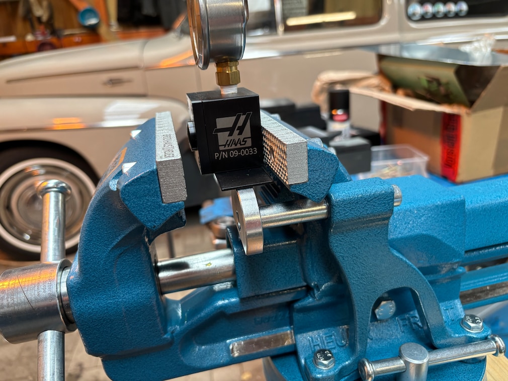 Werkstattsituation: Detailansicht des Heuer-Schraubstocks von der Seite mit Blick auf die Werkstückauflagen.