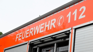 Trocknungsversuch geht schief: Mann setzt Auto in Brand