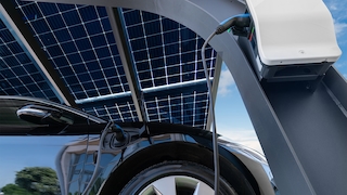 E-Auto lädt unter einem Solardach