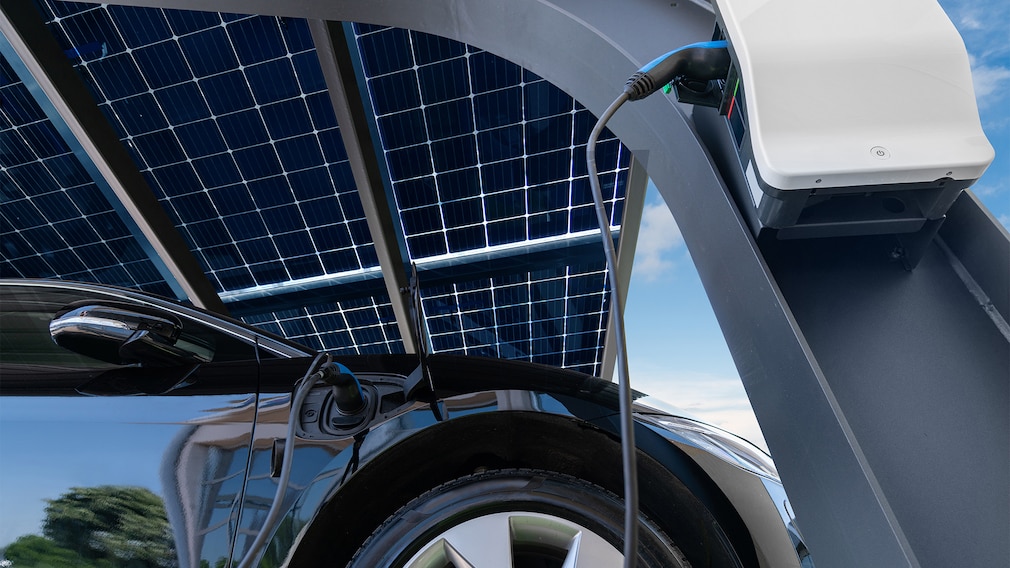 E-Auto lädt unter einem Solardach