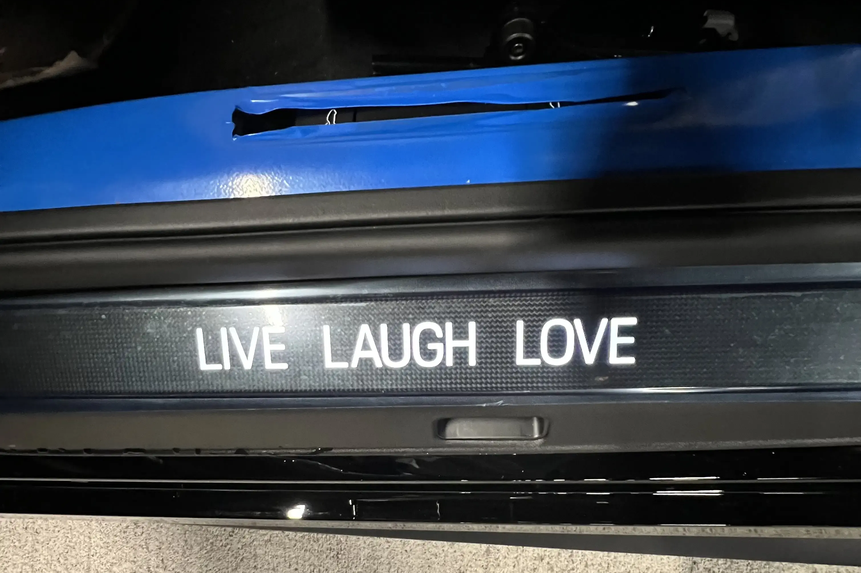 Porsche 911 S/T mit individualisten Einstiegsleisten "Live Laugh Love"