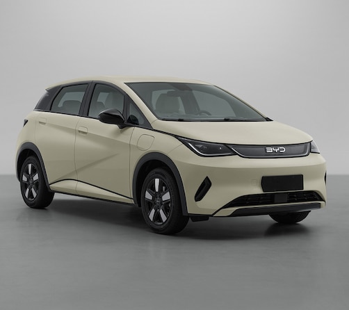 BYD Dolphin Facelift fotografiert von schräg vorn im Studio