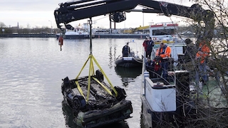 Ein Audi 100 wird aus der Donau geborgen