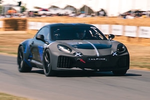 Alpine A110 beim legendären Hillclimb des Festival of Speed 2026.