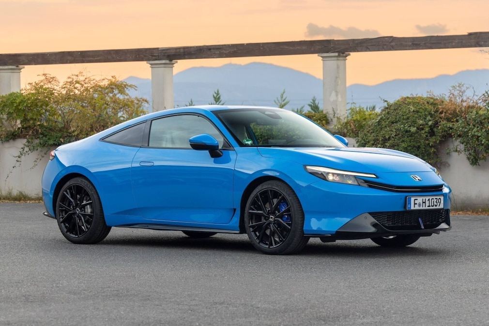 Blauer Honda Prelude e:HEV steht schräg von vorn auf freier Fläche.