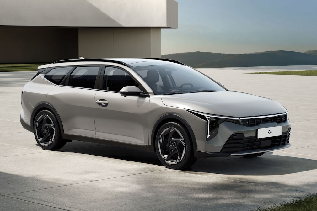 Kia K4 Sportswagon geparkt vor einem modernen Gebäude.