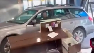 Subaru-Fahrer rastet völlig aus und kracht durch Glastür