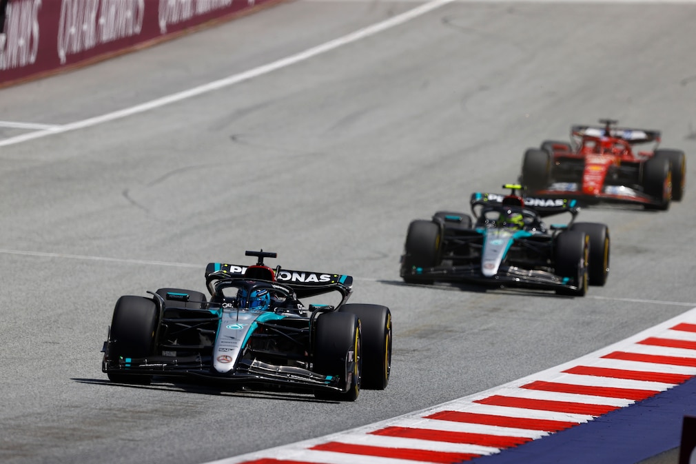 George Russell vor Lewis Hamilton