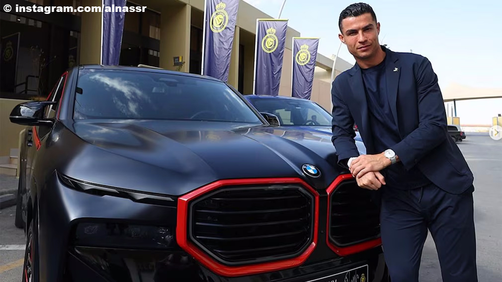 Cristiano Ronaldo gonnt sich neuen 200.000 Euro teuren BMW AUTO BILD