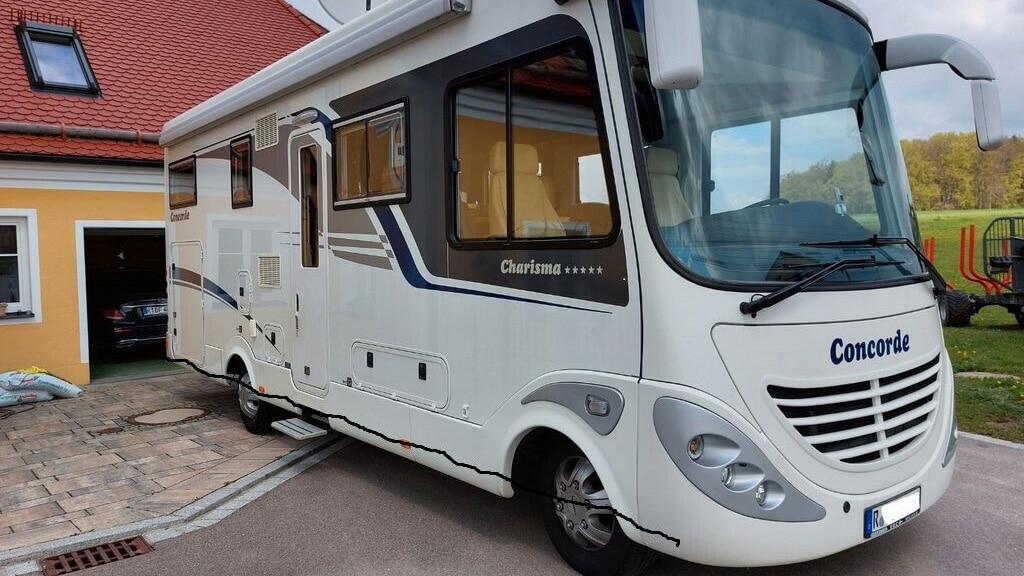 Gebrauchtes-Luxus-Reisemobil-mit-Querbett-und-Solarpanels