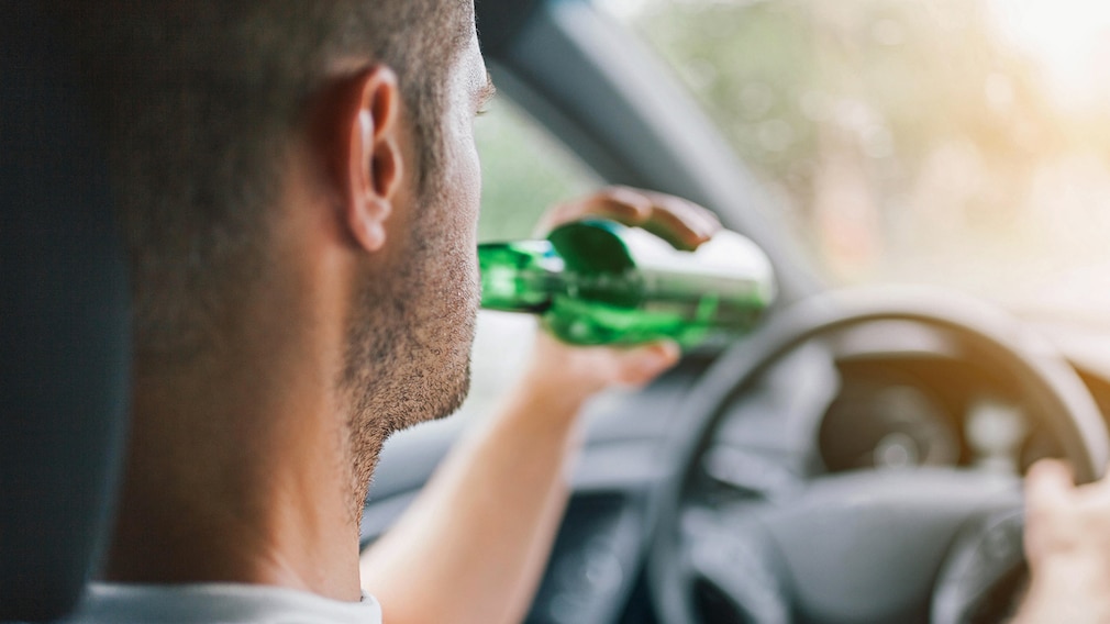Biertrinkender am Steuer
