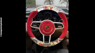 Porsche-Lenkrad als Schneekugel