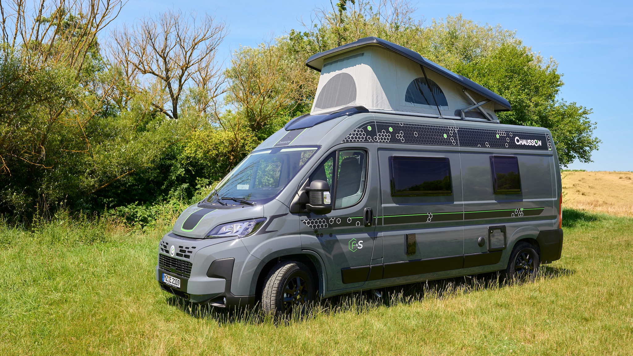 Flexibler-Camper-auf-Ducato-Basis-mit-Platz-f-r-Personen