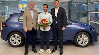Gewinner Alfonso Peréz mit seinem neuen VW Golf.