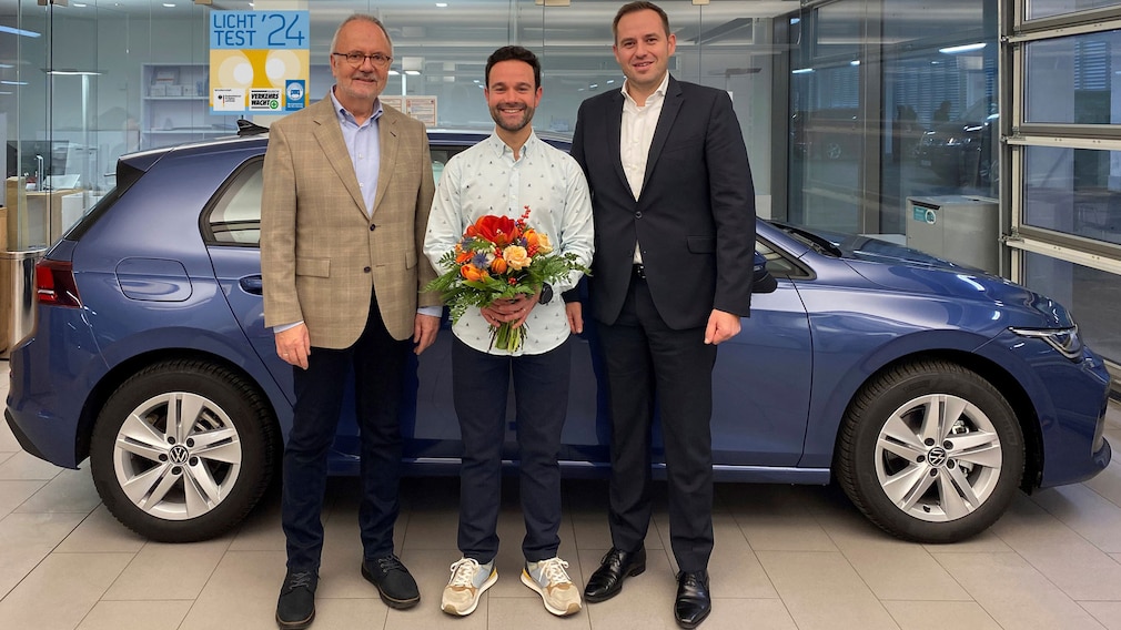 Gewinner Alfonso Peréz mit seinem neuen VW Golf.