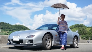 Naoko Nishimoto mit ihrem Mazda RX-7