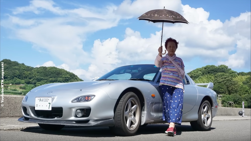 Naoko Nishimoto mit ihrem Mazda RX-7
