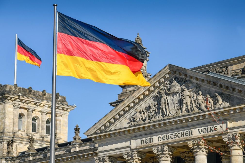 Deutsche Flagge vor dem Reichstag