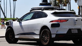 Google-Robotaxi stößt mit Lieferroboter zusammen