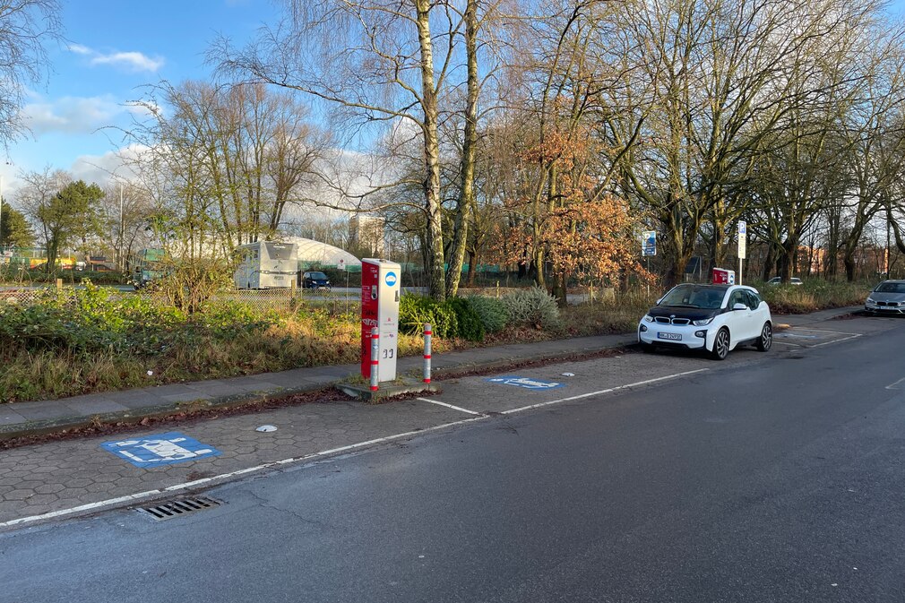E-Auto an öffentlicher Ladestation BMW i3