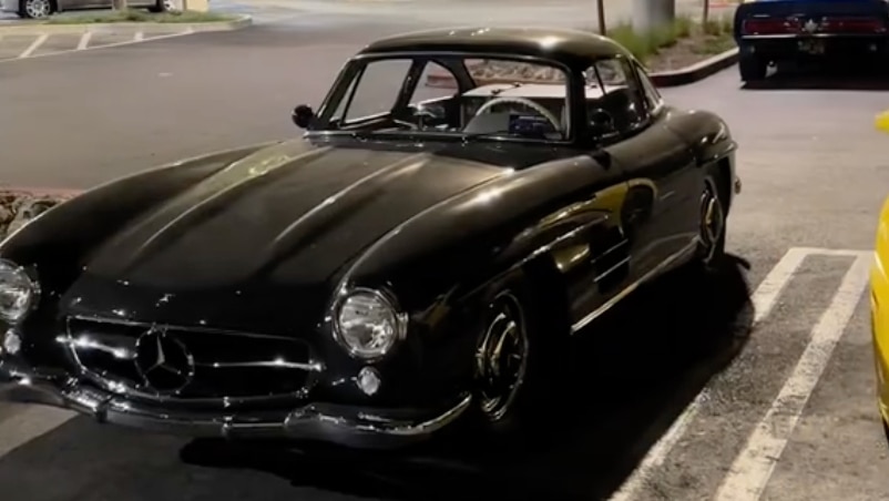 Mercedes 300 SL auf McDonalds Parkplatz vor den Bränden bei LA gerettet