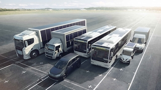 Verschiedene Fahrzeuge auf einem großen Parkplatz