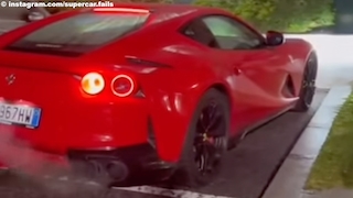 Ferrari 812 Superfast fährt gegen Mauer