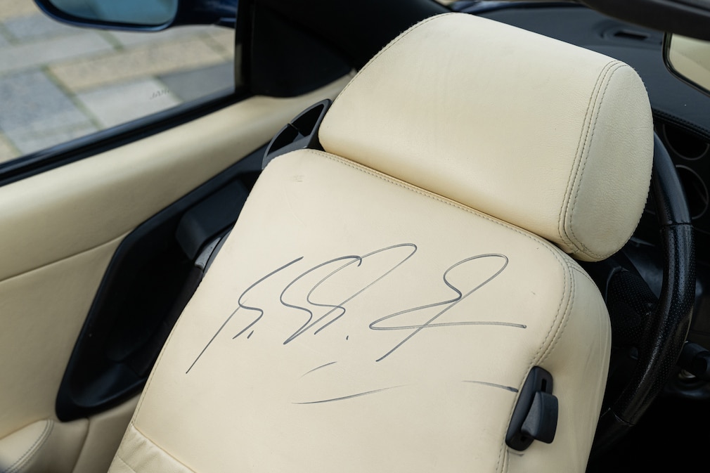 Hinten auf dem Fahrersitz hat Michael Schumacher ein Autogramm hinterlassen.