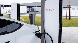 Tesla an einer Ladestation