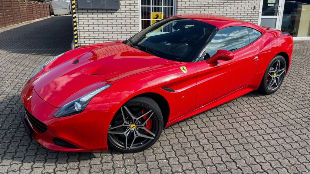 V8-Ferrari-Roadster mit 560 PS und wenig  Kilometern