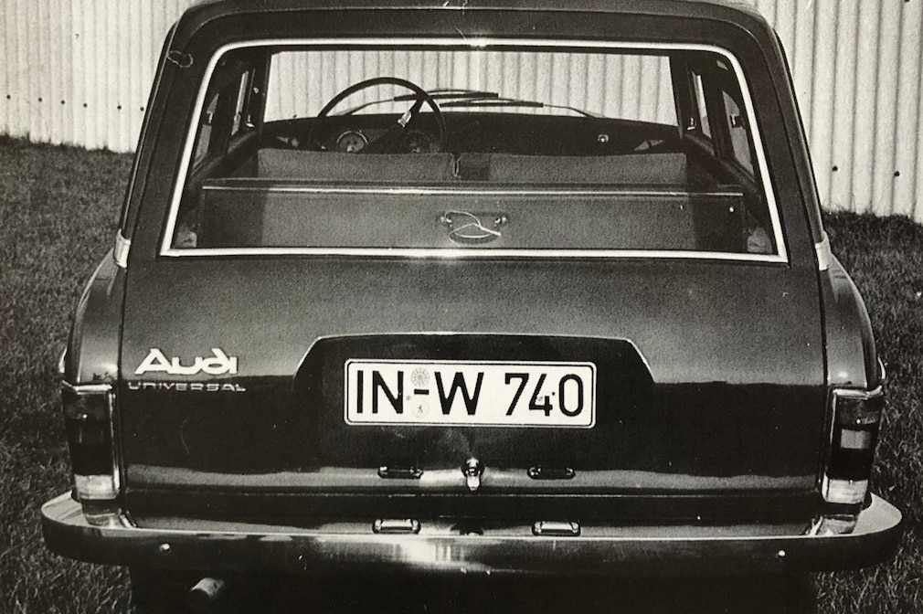 Audi F 103 Kombi mit Universal-Logo