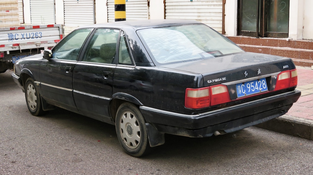 Chinesischer Audi der Marke Hongqi mit der Aufschrift CA7180A3E.