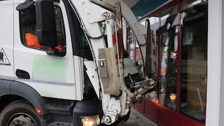 Müllauto kracht nach Kollision mit LKW in Bestattungsunternehmen