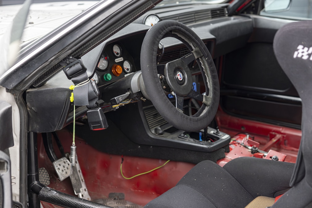 Armaturenbrett des BMW 6er Rennwagens.