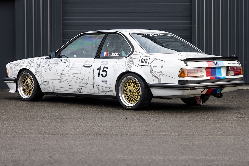 BMW 635 CSi Gruppe-A-Rennwagen schräg von hinten