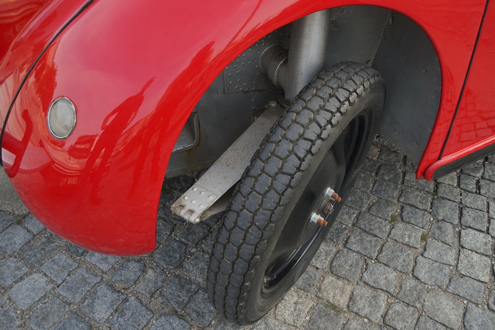 Bei eingeschlagenem Vorderrad wird die mitgelenkte Blattfeder sichtbar.