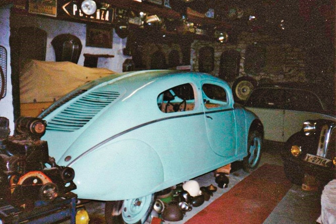 Älteres Foto: Der Leichtbau Maier, hellgrün lackiert, in einem vollgestellten privaten Museum.