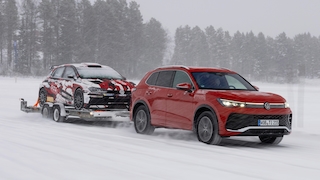 Der neue Tiguan mit einem Golf GTI auf dem Anhänger